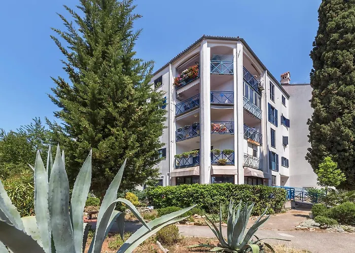 Gorgeous Apartment In Pula With House Sea View
